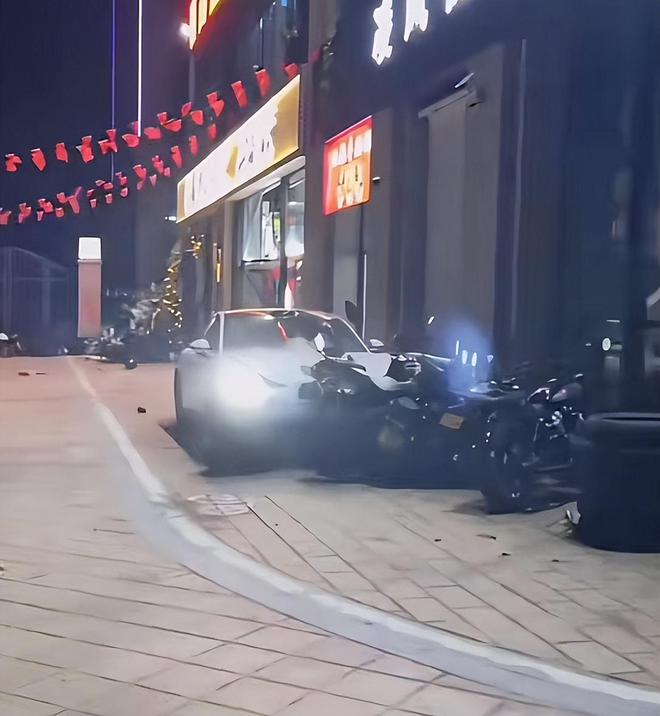 警方通報(bào)男子開小米SU7沖撞摩托車事件，小巷特色小店探秘之旅啟動(dòng)！
