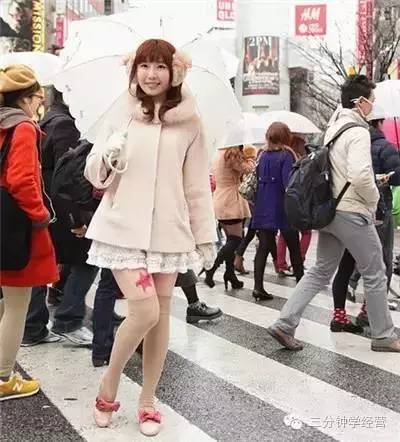 智利女網紅在日本神社的引體向上挑戰，友情與陪伴的美好瞬間記錄