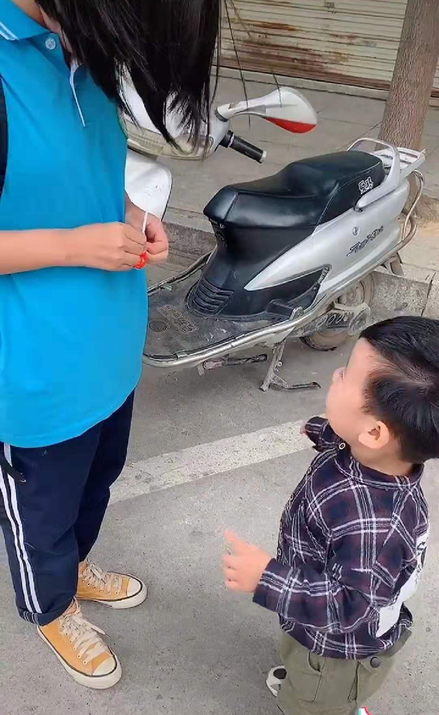 溫馨瞬間，弟弟家門口等待姐姐放學(xué)，真摯親情令人感動