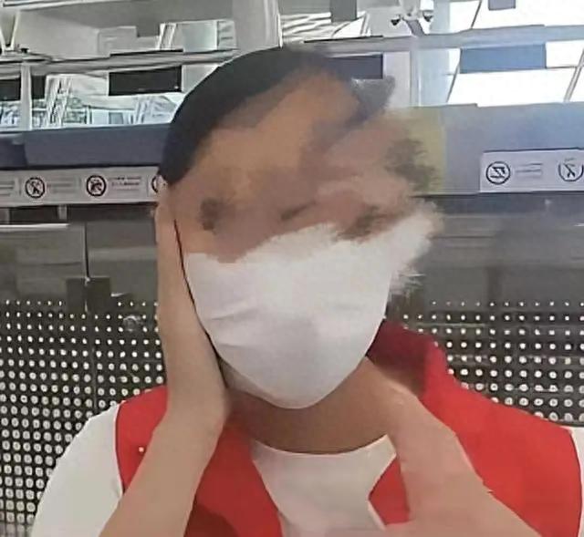 網紅強迫機場志愿者摘口罩被拘，從逆境中汲取力量，成就自信與成長之路