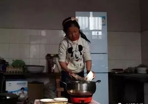 百歲姐姐與94歲妹妹的溫馨重逢，小巷深處的特色小店探秘