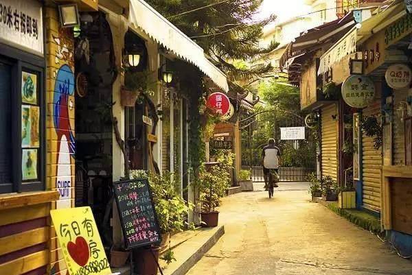 榮盛發展新動態，小巷風情小店探秘與最新消息速遞