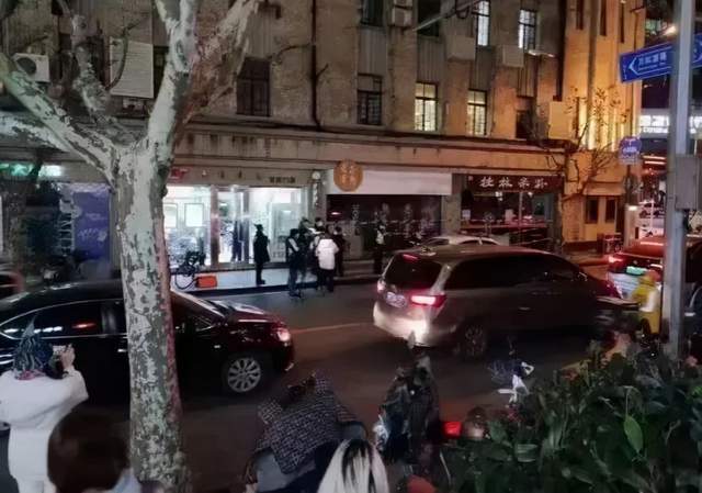 揭秘最新版墻磚，小巷獨特小店展現時尚風情