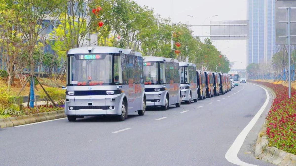 科技新品助力拼助理小品女演員，智能生活體驗前所未有