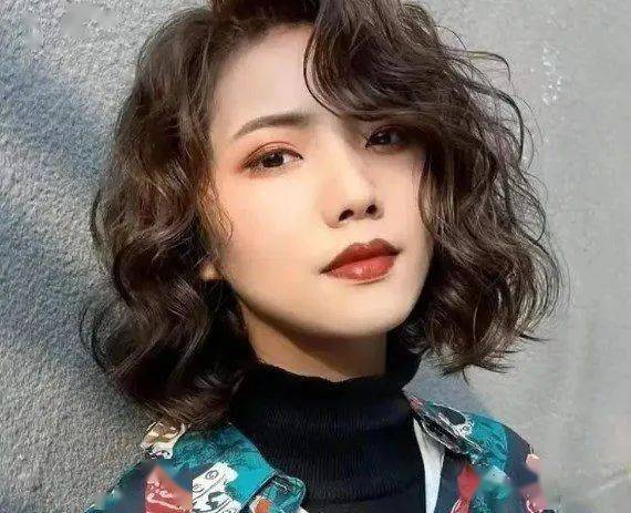 小巷深處的時尚秘密揭曉，最新款燙發(fā)發(fā)型圖片女大放送