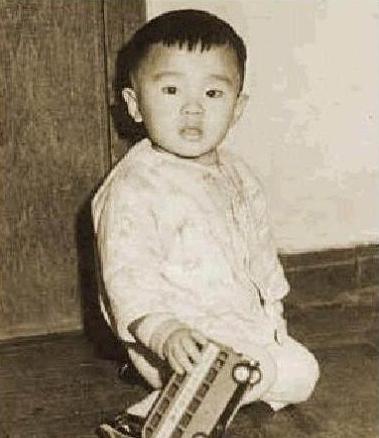 周星馳最新照片曝光，魅力依舊不減當(dāng)年！?