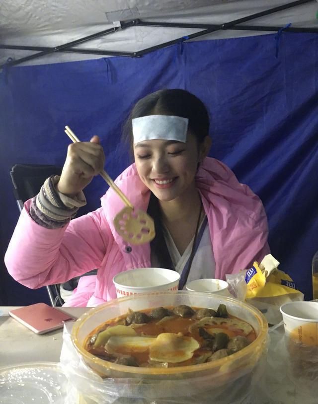 林允機場新照揭秘，偶遇小巷特色小店的驚喜瞬間